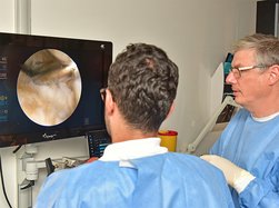 Training neuester Techniken arthroskopischer Operationen