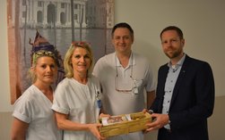 Krankenhausleitung der AMEOS Klinika Aschersleben und Staßfurt verteilt Osterkörbe
