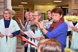 „Grüne Damen“ singen im AMEOS Klinikum Alfeld weihnachtliche Lieder